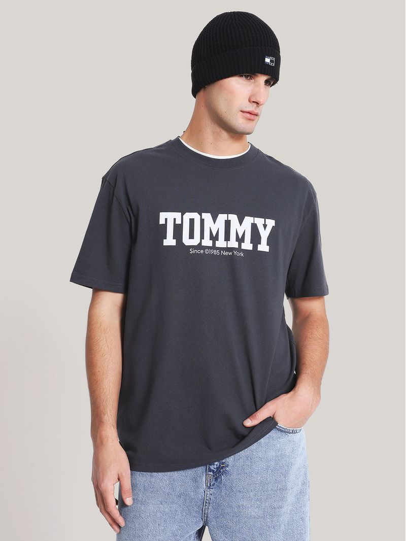 Polera-Con-Logo-En-Espalda-Y-Pecho