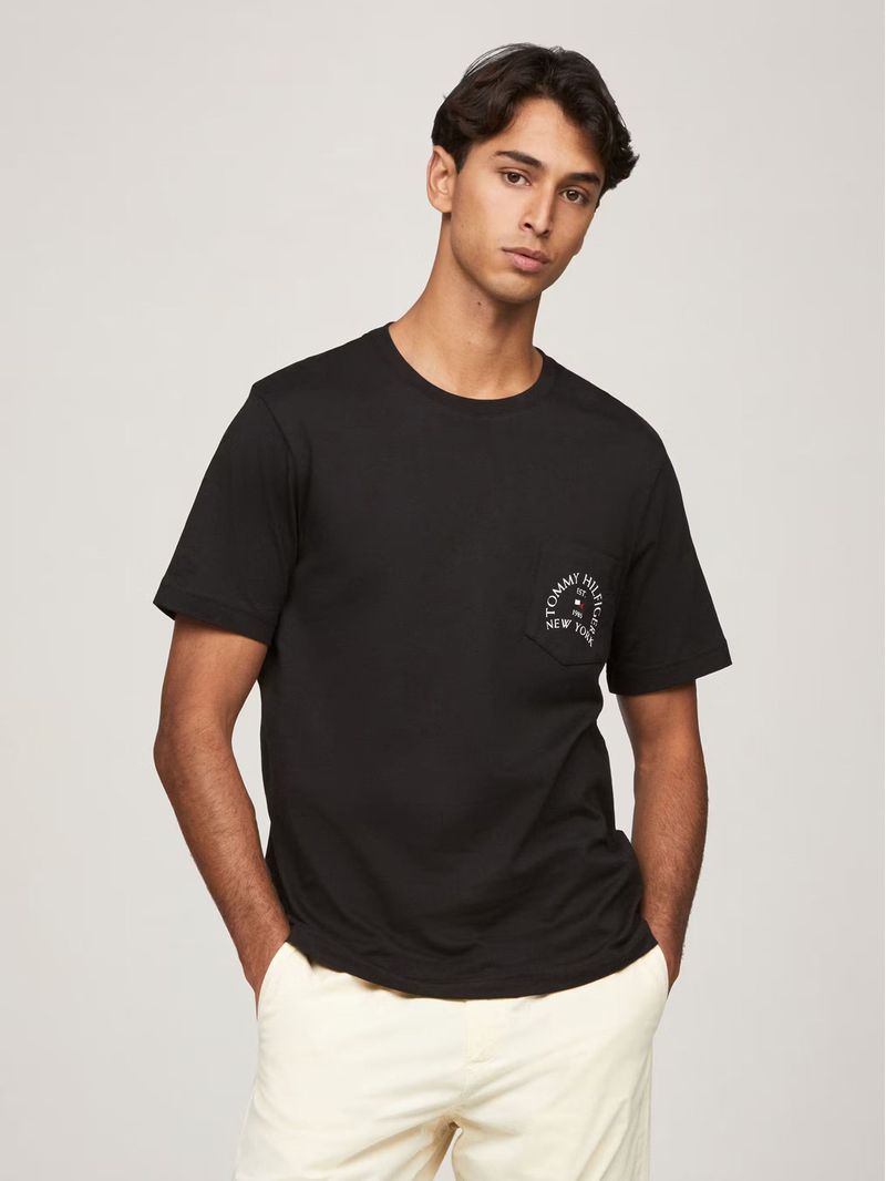 Polera-Con-Logo-De-Parche-En-El-Pecho