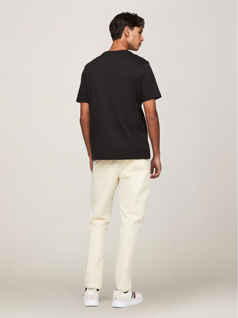 Polera-Con-Logo-De-Parche-En-El-Pecho