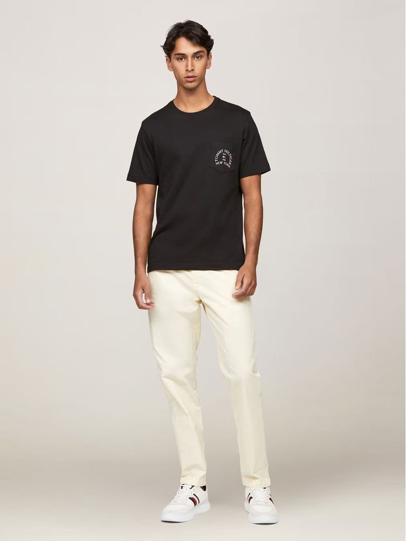 Polera-Con-Logo-De-Parche-En-El-Pecho