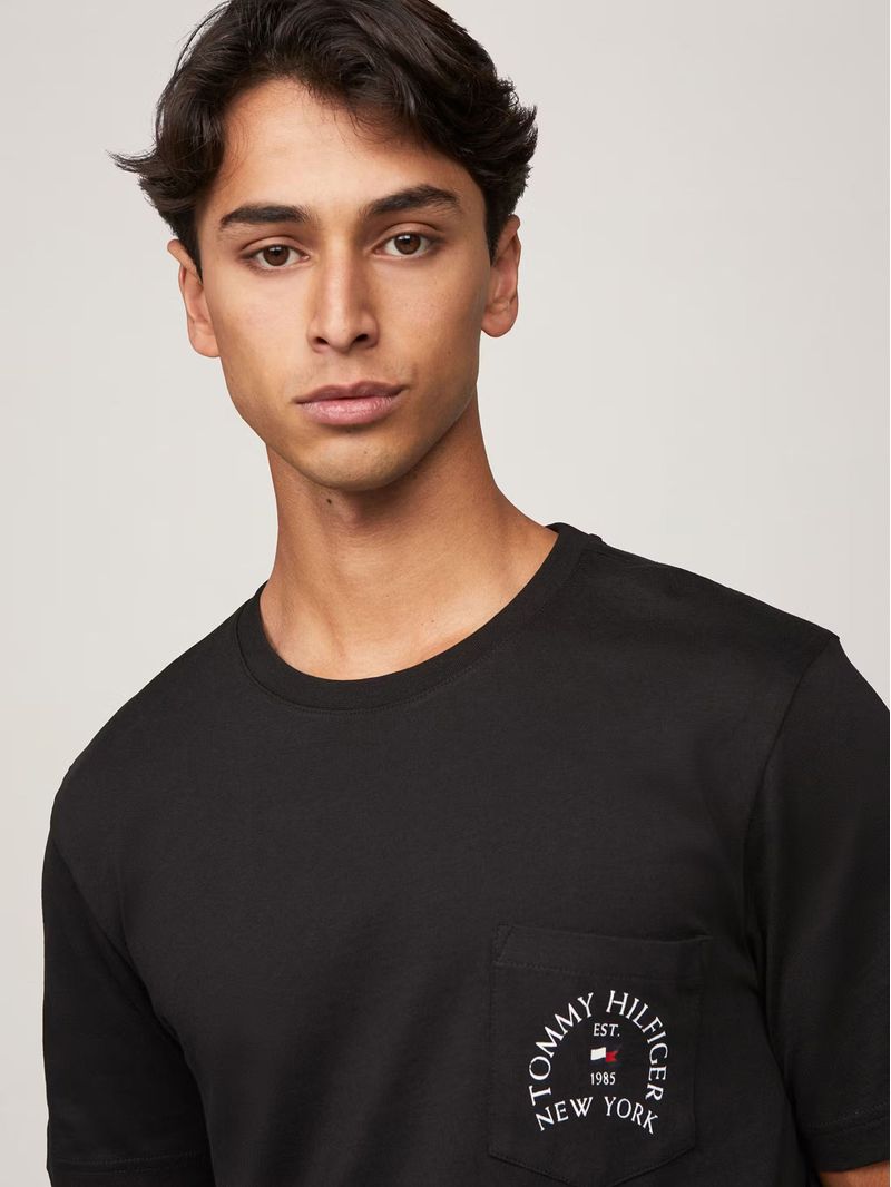 Polera-Con-Logo-De-Parche-En-El-Pecho