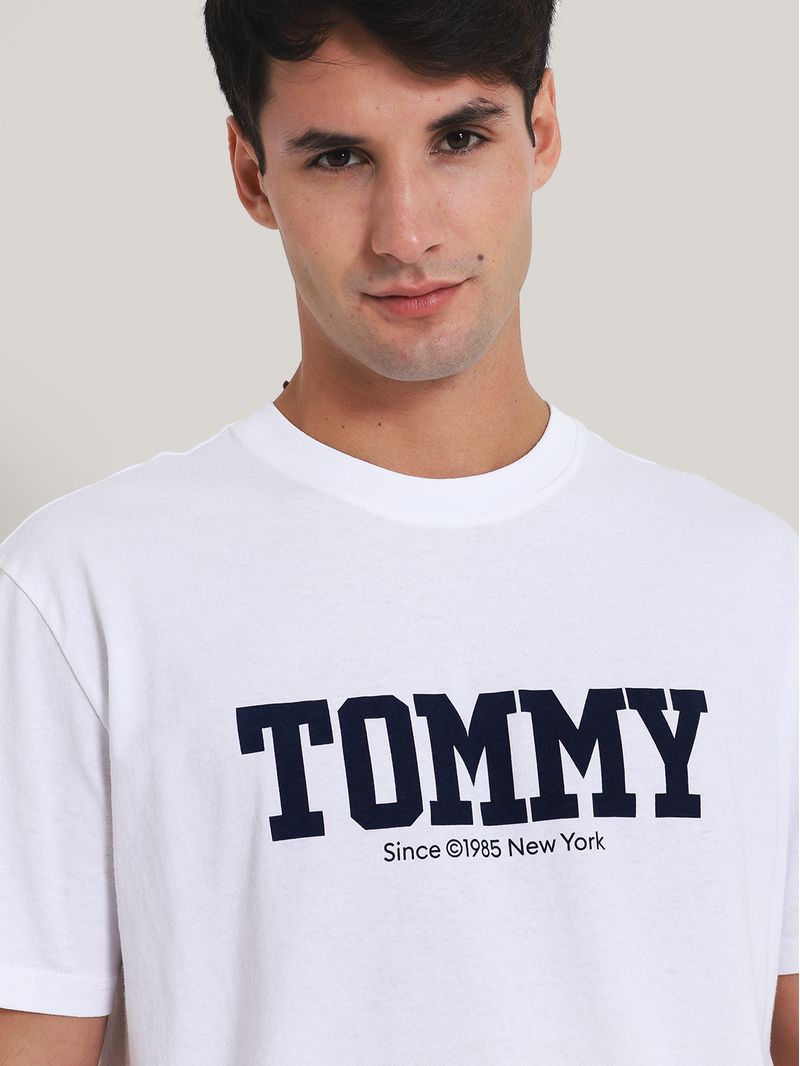 Polera-Con-Logo-En-Espalda-Y-Pecho