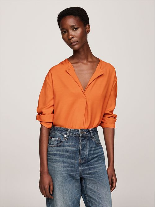 Blusa Amplia Con Botón En Relieve