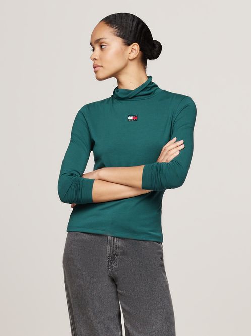 Polera Con Cuello Alto Y Logo