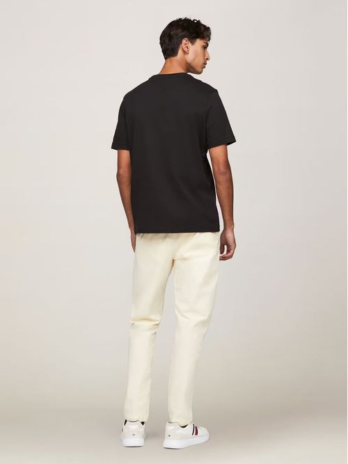 Polera Con Bolsillo Y Logo Arqueado