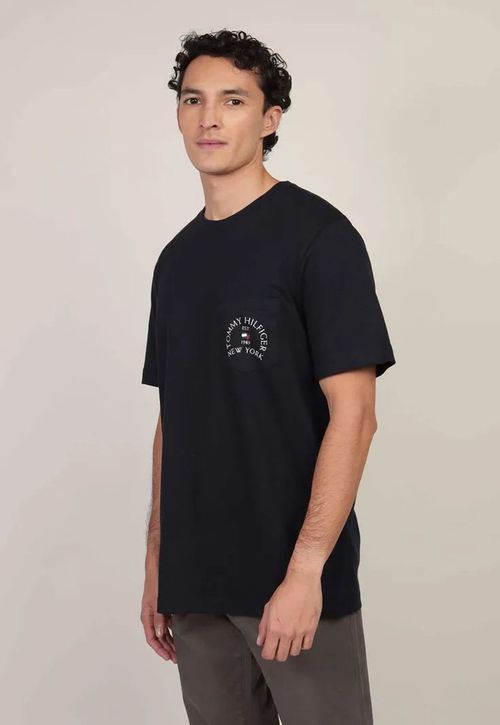 Polera Con Bolsillo Y Logo Arqueado