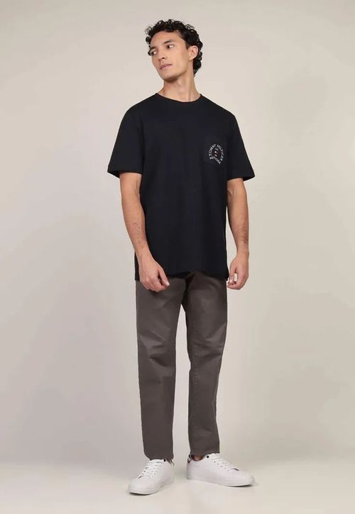 Polera Con Bolsillo Y Logo Arqueado