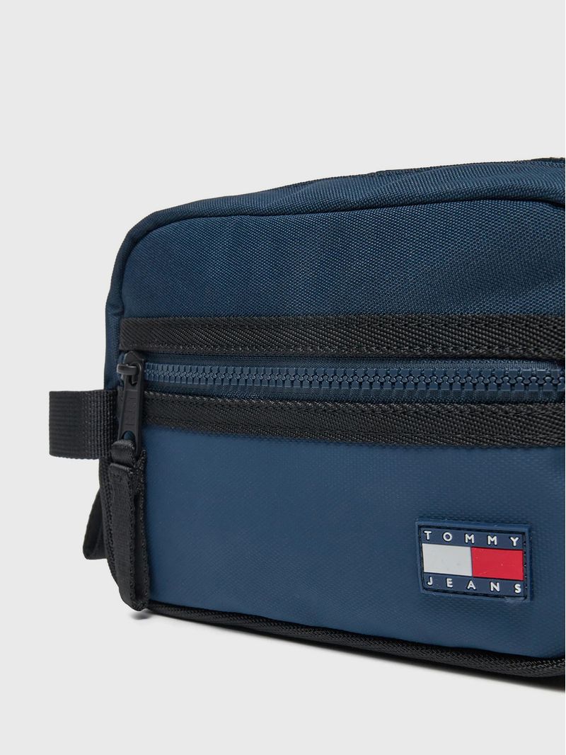 Neceser-Essential-Con-Logo