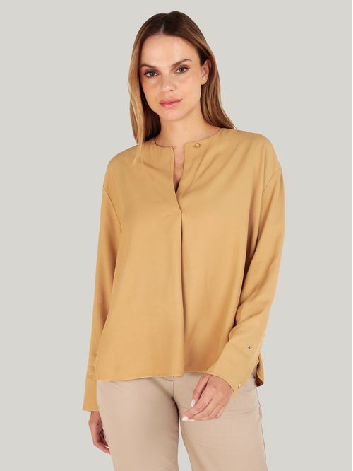 Blusa Amplia Con Botón En Relieve