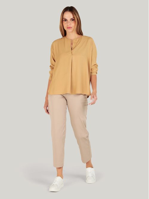 Blusa Amplia Con Botón En Relieve